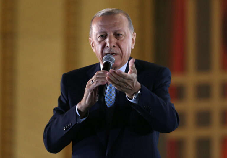 «Γράψε – Σβήσε» για τη νέα τουρκική κυβέρνηση – Τα προβλήματα της τουρκικής οικονομίας και οι επιλογές του Ερντογάν (video)