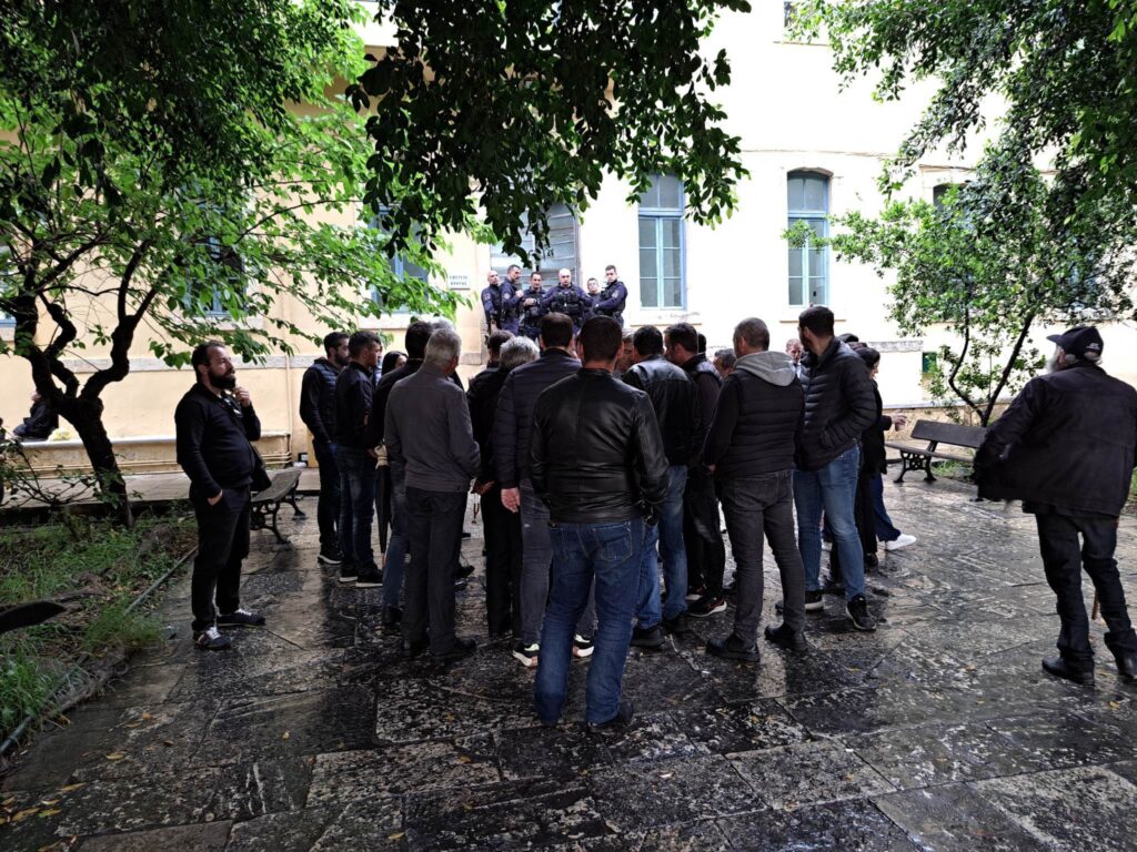 Φονικό στα Ανώγεια - Σκηνές έξω από την δίκη