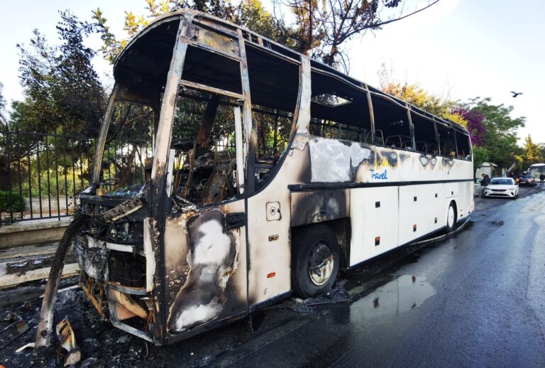 Νεαροί έκαψαν 3 λεωφορεία και κατέστρεψαν στάση έξω από το Γεωπονικό Πανεπιστήμιο Νεαροί έκαψαν 3 λεωφορεία και κατέστρεψαν στάση έξω από το Γεωπονικό Πανεπιστήμιο