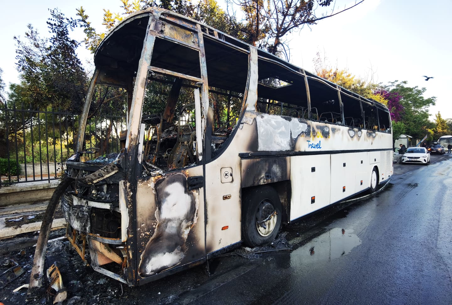 Νεαροί έκαψαν τρία λεωφορεία και κατέστρεψαν στάση έξω από το Γεωπονικό Πανεπιστήμιο – Εννέα προσαγωγές