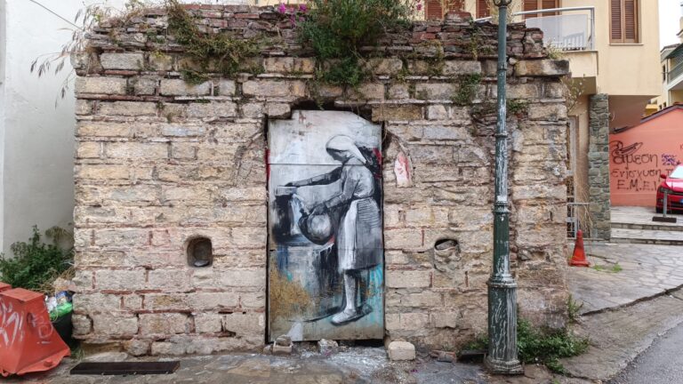 Θεσσαλονίκη: Νερό “κερνάει” τους περαστικούς μια γυναίκα στην πόρτα παλιάς κρήνης