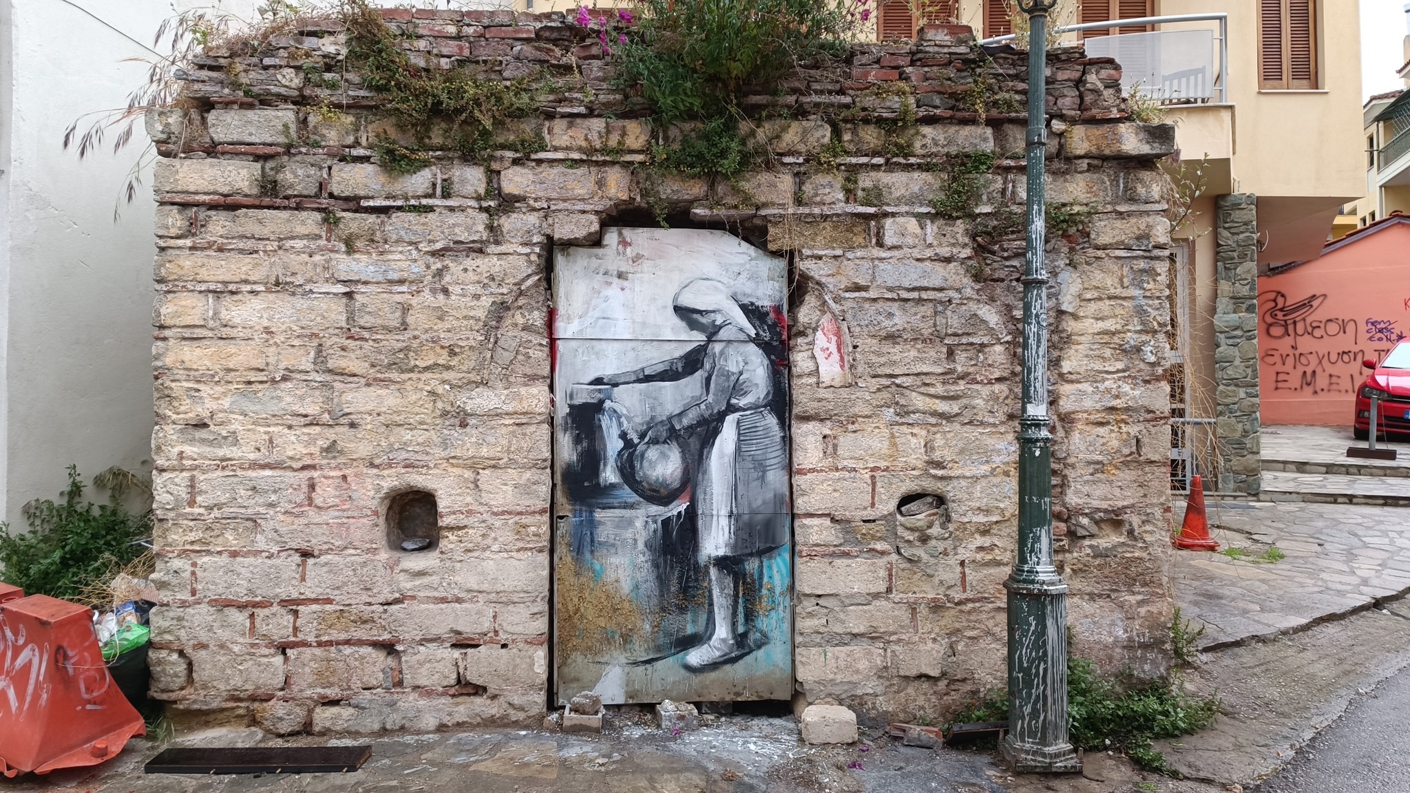 Θεσσαλονίκη: Νερό “κερνάει” τους περαστικούς μια γυναίκα στην πόρτα εγκαταλειμμένης παλιάς κρήνης