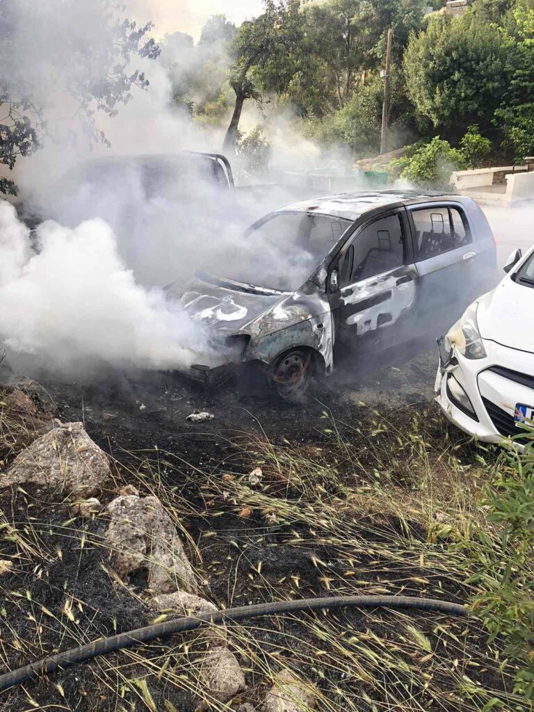 Κρήτη: Στις φλόγες τυλίχτηκε αυτοκίνητο στην περιοχή της Αμμουδάρας (photos)