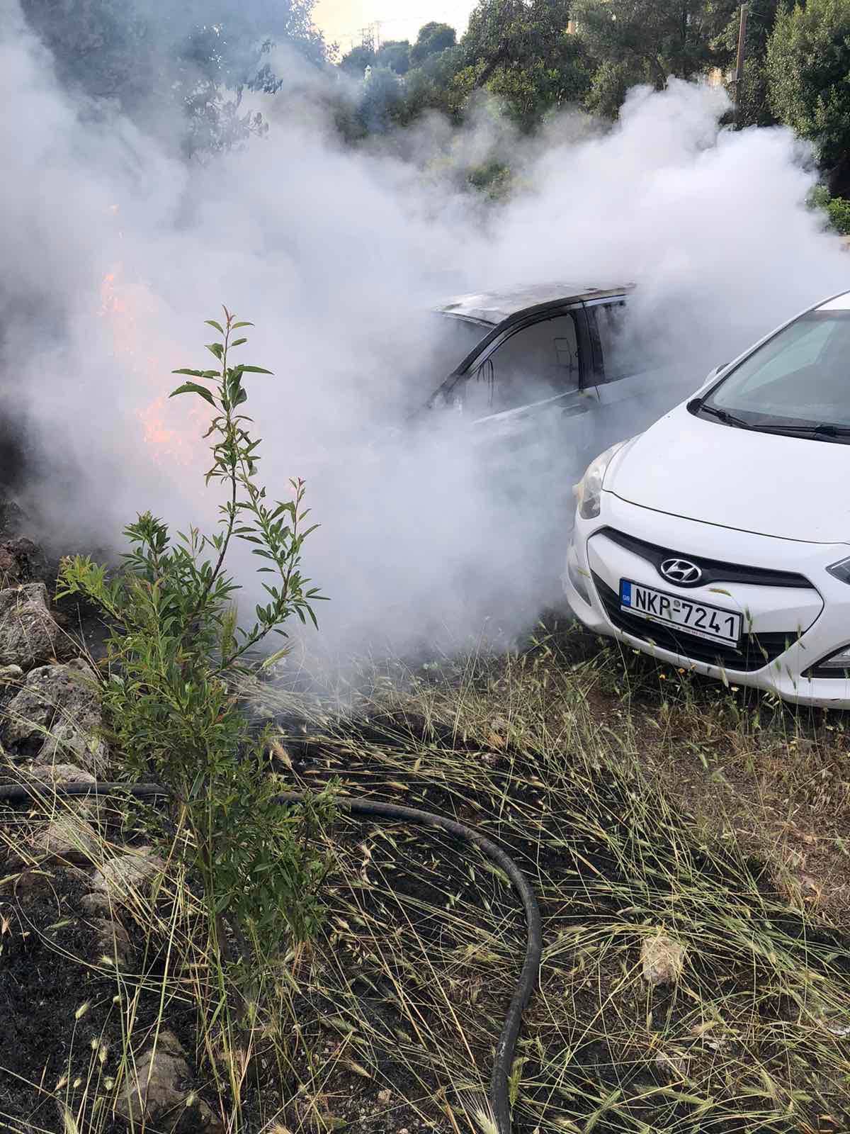 Κρήτη: Στις φλόγες τυλίχτηκε αυτοκίνητο στην περιοχή της Αμμουδάρας (photos)