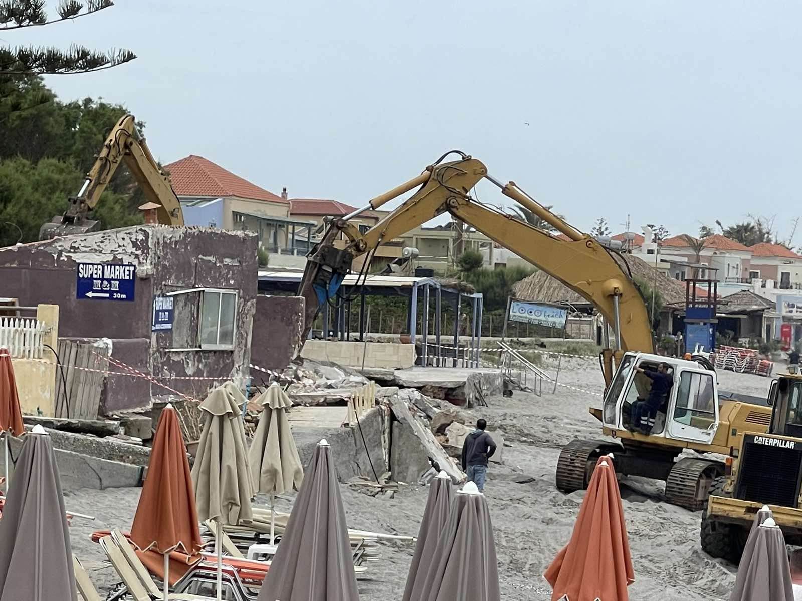 Κατεδαφίζονται ετοιμόρροπες και επικίνδυνες κατασκευές στο παραλιακό μέτωπο του Δήμου Πλατανιά (βίντεο – φωτο)