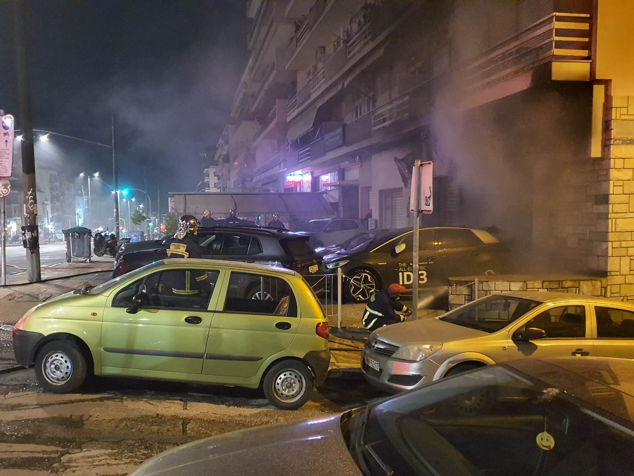 Φωτιά σε εταιρεία πώλησης αυτοκινήτων στη Λεωφόρο Αλεξάνδρας –  Επί τόπου η Πυροσβεστική