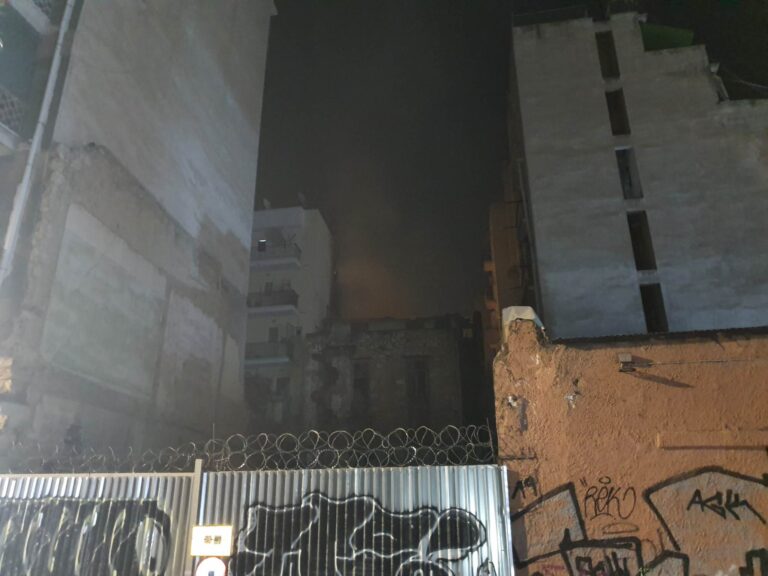 Φωτιά σε εγκαταλελειμμένο κτίριο στο κέντρο της Αθήνας – Επί ποδός η Πυροσβεστική