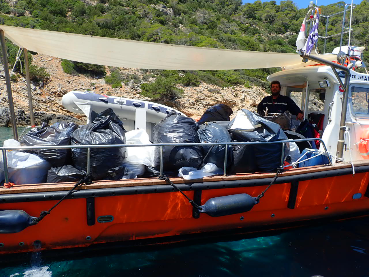 ΗΕLMEPA: Μαζεύτηκαν 540 κιλά σκουπίδια σε εθελοντικό καθαρισμό παραλίας
