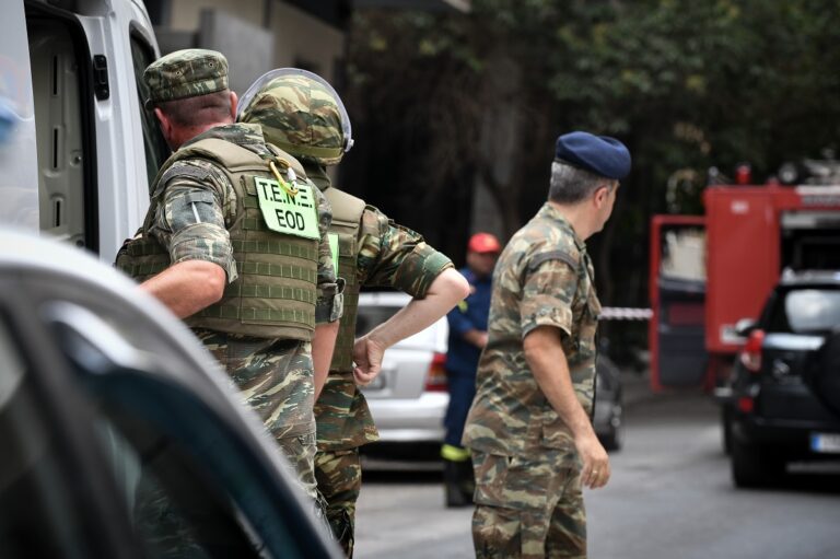 Ελεύθερος με περιοριστικούς όρους ο λιμενικός που κατηγορείται για τη χειροβομβίδα στο σπίτι συναδέλφου του στη Γλυφάδα