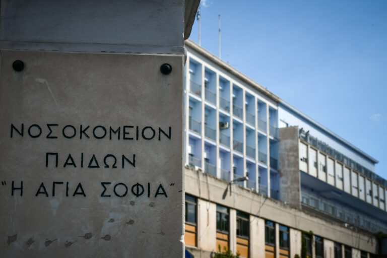 Στη ΜΕΘ παραμένει το αγοράκι 1,5 έτους που έπεσε από μπαλκόνι στο Ζευγολατιό Κορινθίας