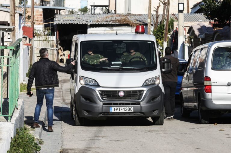 Βρέθηκε χειροβομβίδα σε πολυκατοικία στη Γλυφάδα: Είναι ενεργή, ενημερώθηκε ο στρατός – Πληροφορία για προσαγωγή