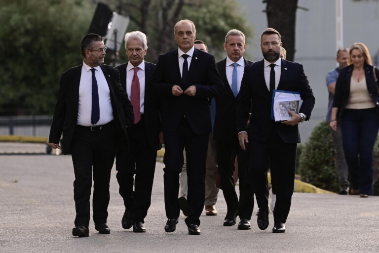 Εκλογές 2023 – Debate: Έφτασε ο Κ. Βελόπουλος στο ραδιομέγαρο της ΕΡΤ – Από φόβο μάλλον, κάποιοι ήθελαν τηλεπαράλληλη διαδικασία