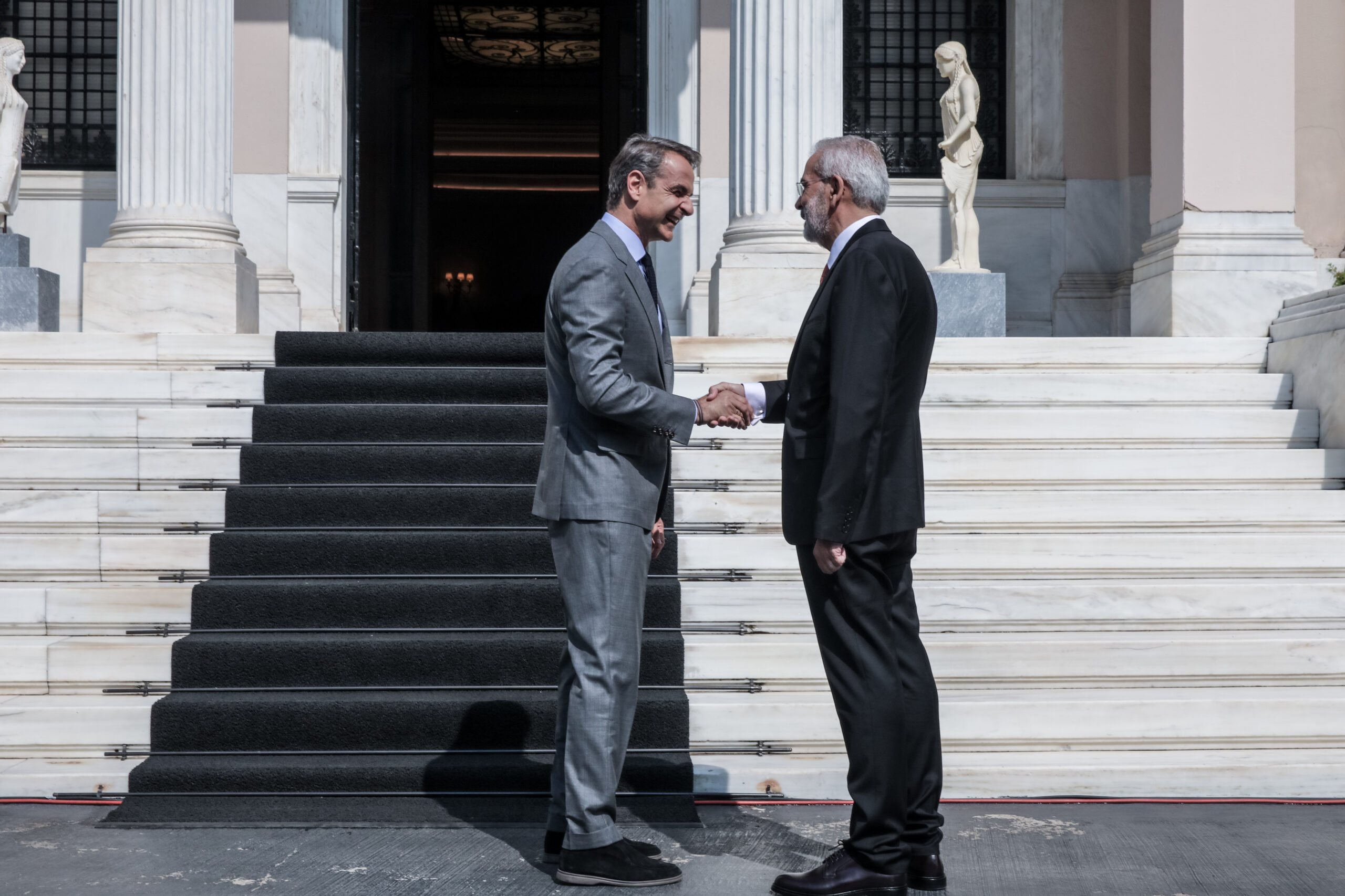 Ορκίστηκε υπηρεσιακός Πρωθυπουργός ο Ιωάννης Σαρμάς: Ο διάλογός του με τον Κ. Μητσοτάκη και η επιστολή