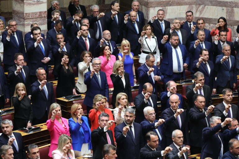 Ορκίστηκε με χαμόγελα η νέα Βουλή – Δείτε φωτογραφίες από την ορκωμοσία