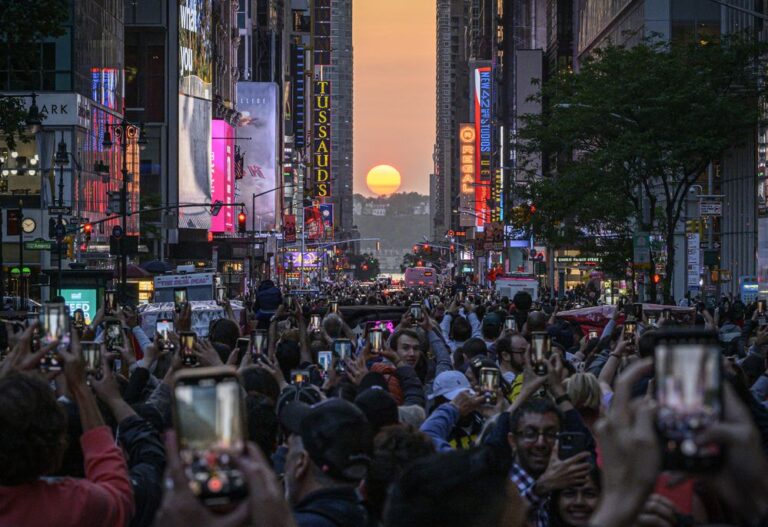 Μανχάτανχεντζ: Η στιγμή που ο ήλιος δύει στη γραμμή των ουρανοξυστών της Νέας Υόρκης