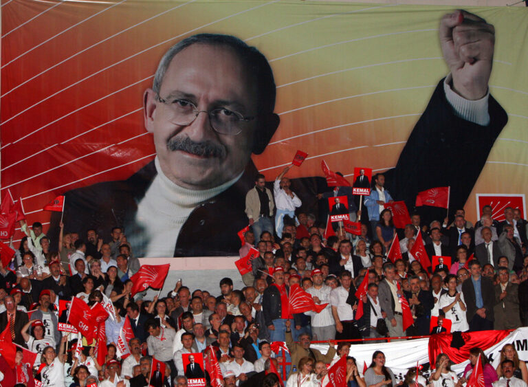 Τουρκία: Με αλεξίσφαιρο γιλέκο κλείνει η εκστρατεία του Κιλιτσντάρογλου – Ριπές Ερντογάν κατά ΗΠΑ και αιχμές για πολιτικό πραξικόπημα