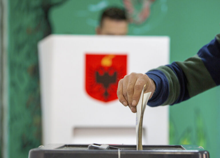 Διεθνοποιεί την προφυλάκιση Μπελέρη η Αθήνα εν μέσω των αυτοδιοικητικών εκλογών στην Αλβανία – Το μήνυμα Μητσοτάκη προς τα Τίρανα