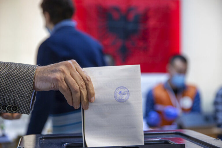 Επαναληπτικές εκλογές στη Χειμάρρα: Καταγγελίες για εξαγορά ψήφων και εκβιασμών – Χαμηλή η συμμετοχή