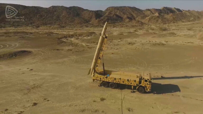 Το Ιράν παρουσίασε νέο βαλλιστικό πύραυλο με βεληνεκές 2.000 χιλιόμετρα