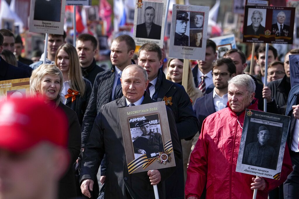 Βλ. Πούτιν: Θέλουμε ειρηνικό μέλλον, είπε στην ομιλία του για την Ημέρα της Νίκης