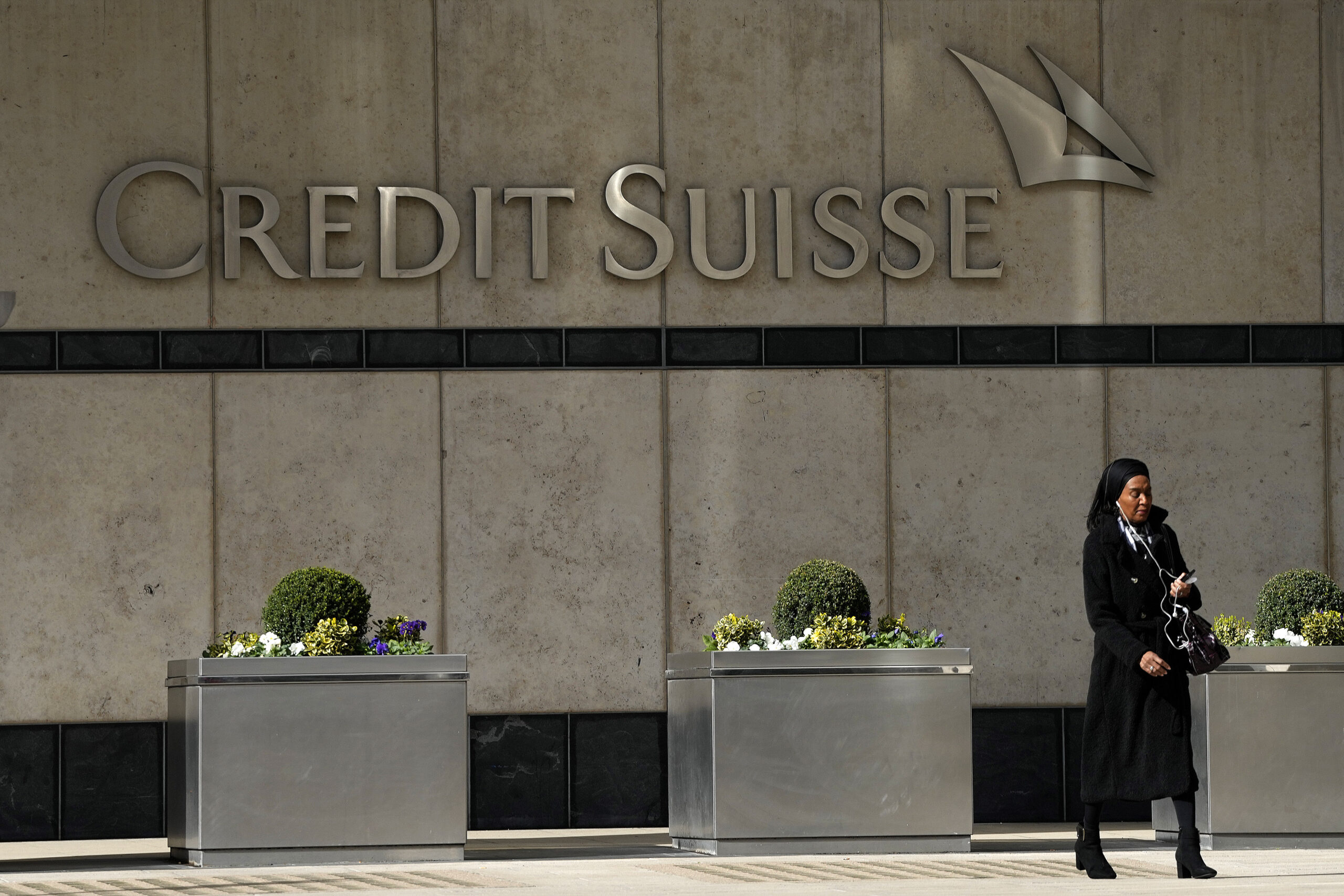 Ελβετία: Εκατοντάδες εργαζόμενοι λένε «αντίο»  στην Credit Suisse κάθε εβδομάδα – Οι τραπεζίτες ανησυχούν για το μέλλον τους
