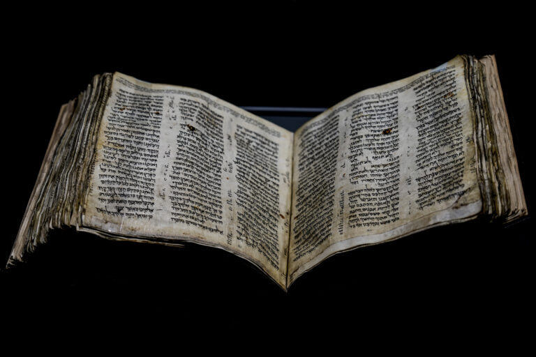 ΗΠΑ: Έναντι ποσού – μαμούθ 38,1 εκατ. δολαρίων πωλήθηκε σε δημοπρασία μια Εβραϊκή Βίβλος