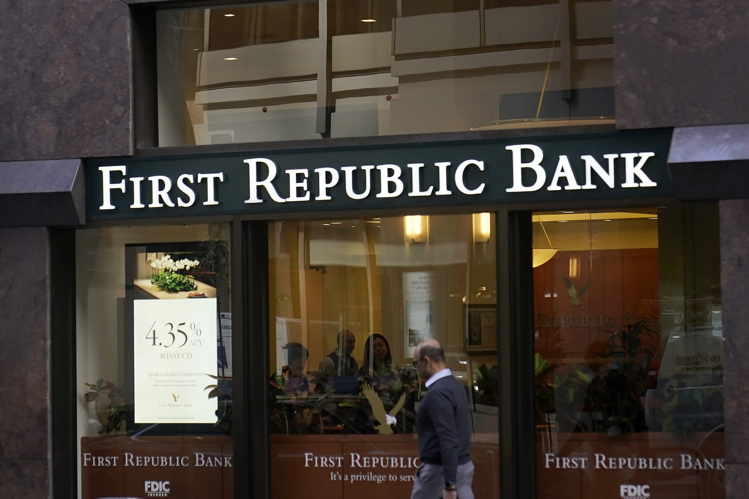 Εξαγοράσθηκε από την JPMorgan η First Republic Bank – Η δεύτερη μεγαλύτερη τραπεζική πτώχευση στην ιστορία των ΗΠΑ