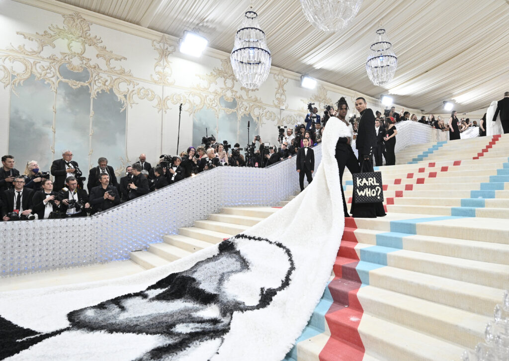 Μet Gala 2023: Με λάμψη και εντυπωσιακές εμφανίσεις η μεγαλύτερη βραδιά μόδας στη Νέα Υόρκη – Αφιερωμένο το φετινό γκαλά στον θρυλικό σχεδιαστή Karl Lagerfeld