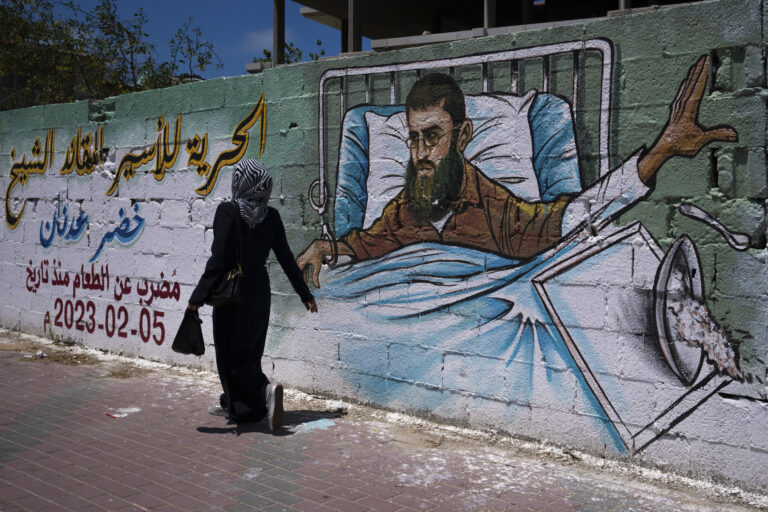 Μεσανατολικό: Ρουκέτες από τη Γάζα στο Ισραήλ σε αντίποινα για τον θάνατο κρατούμενου Παλαιστίνιου απεργού πείνας