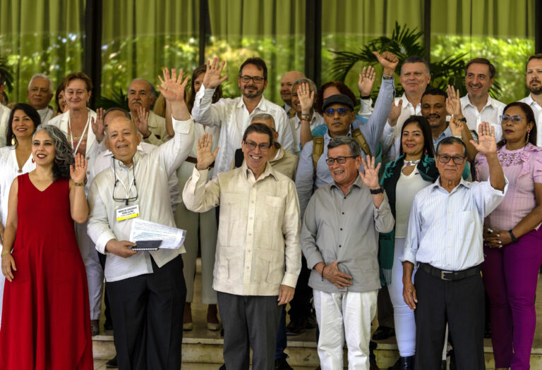 Κολομβία: Kυβέρνηση και αντάρτες επαναβεβαιώνουν πως έχουν στόχο την αμοιβαία κατάπαυση πυρός