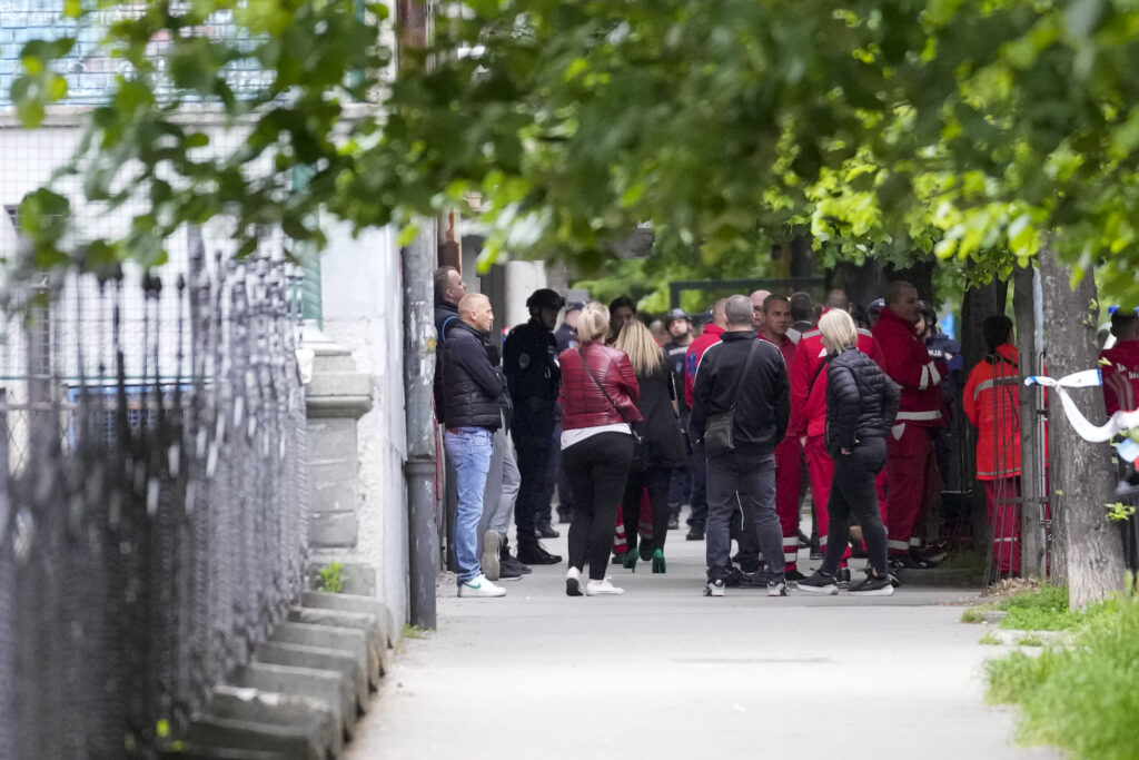 Μακελειό σε δημοτικό στο Βελιγράδι: Εννιά νεκροί από την ένοπλη επίθεση 14χρονου – Οκτώ παιδιά ανάμεσά τους