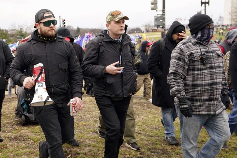 ΗΠΑ: Ένοχοι ο ηγέτης και 3 μέλη της οργάνωσης Proud Boys για την εισβολή στο Καπιτώλιο, τον Ιανουάριο του 2021