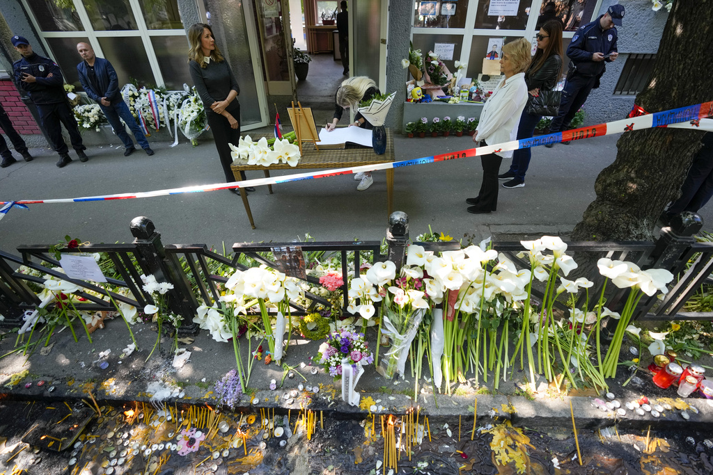 Σερβία: Οι πρώτες κηδείες θυμάτων από τις δύο μαζικές δολοφονίες – Ανησυχία για φαινόμενα μιμητισμού