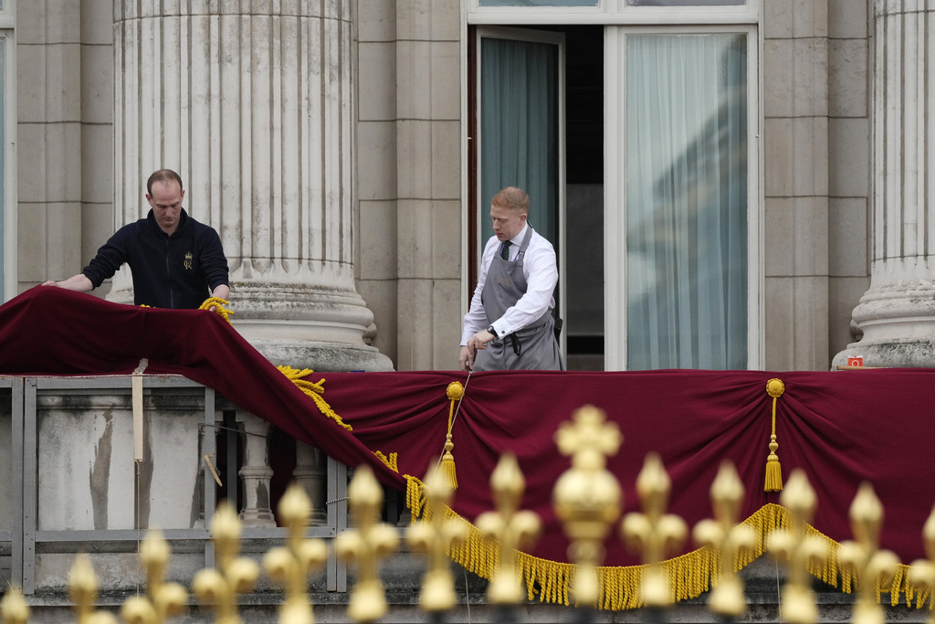 Σε εορταστικούς ρυθμούς το Λονδίνο – Στη μία το μεσημέρι η τελετή στέψης του Βασιλιά Καρόλου