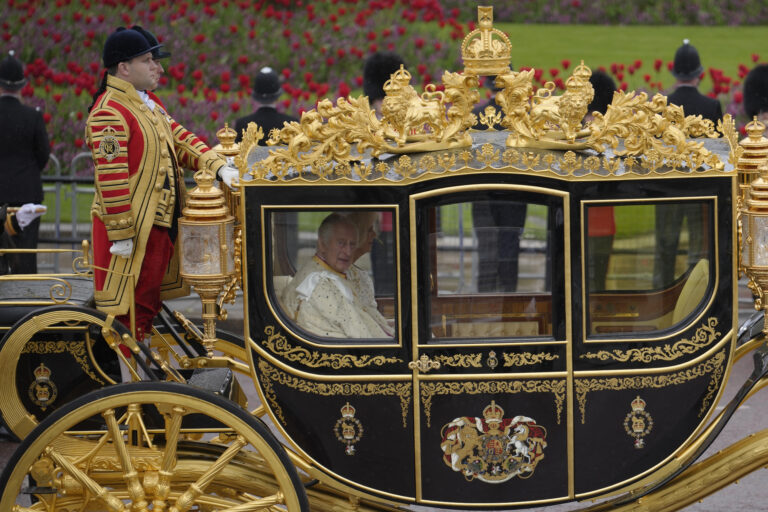 Στέψη Καρόλου – Βίντεο: Η άμαξα μεταφέρει το βασιλικό ζεύγος από τα Ανάκτορα στο Αβαείο