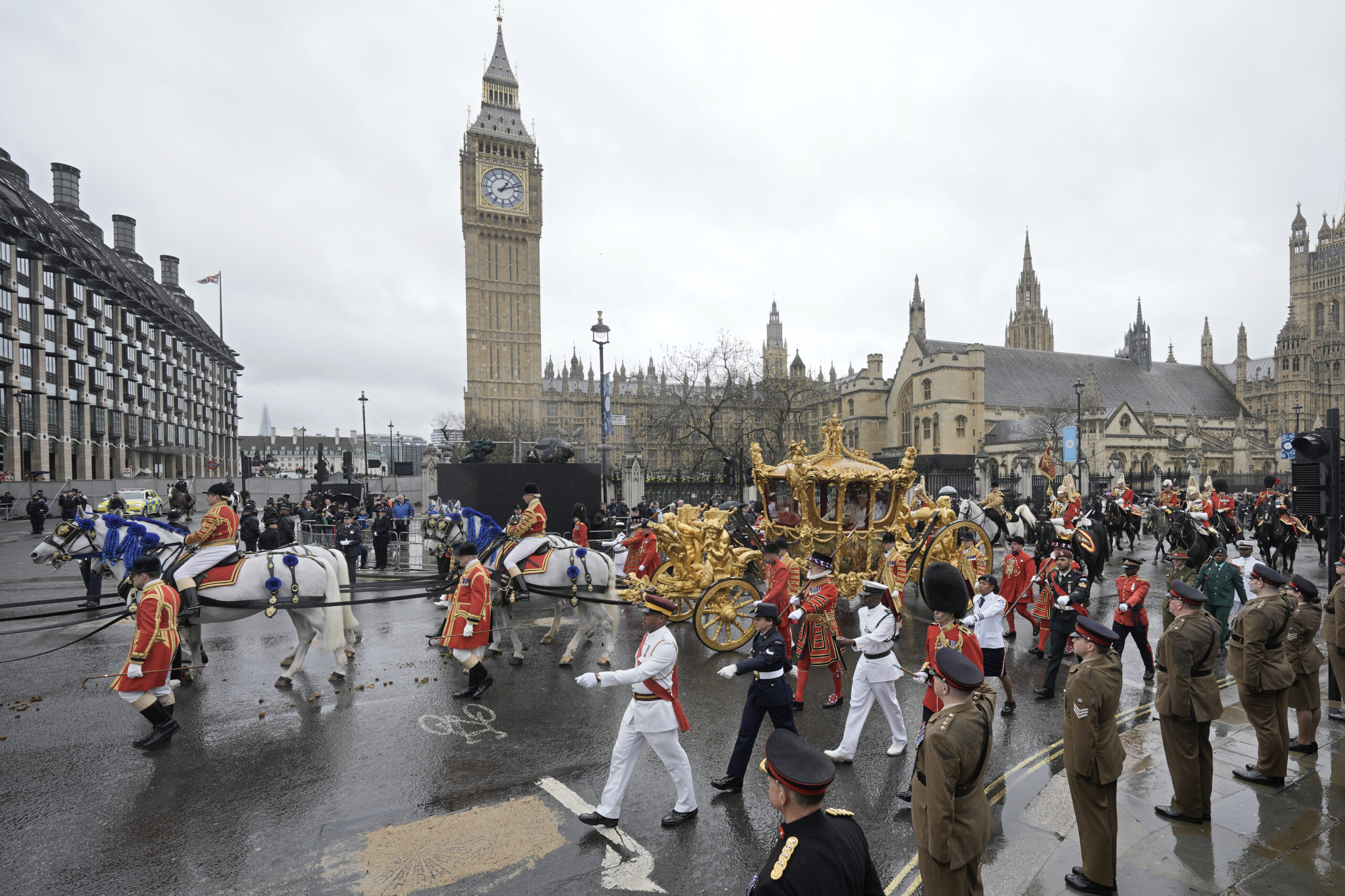Στέψη Καρόλου: Χιλιάδες κόσμου στο Λονδίνο, διαδηλώσεις και συλλήψεις αντιβασιλικών, παραλειπόμενα