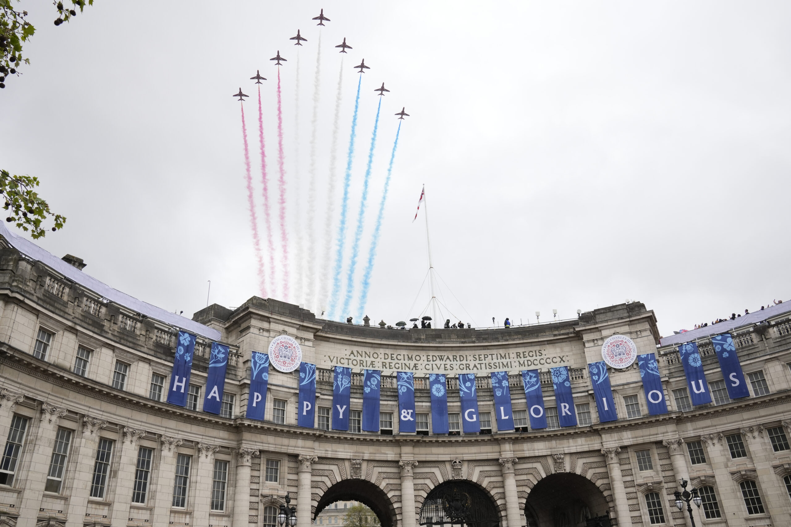Εντυπωσιακοί αεροπορικοί σχηματισμοί προς τιμήν του νέου βασιλιά Καρόλου Γ’ της Βρετανίας (φωτογραφίες και βίντεο)