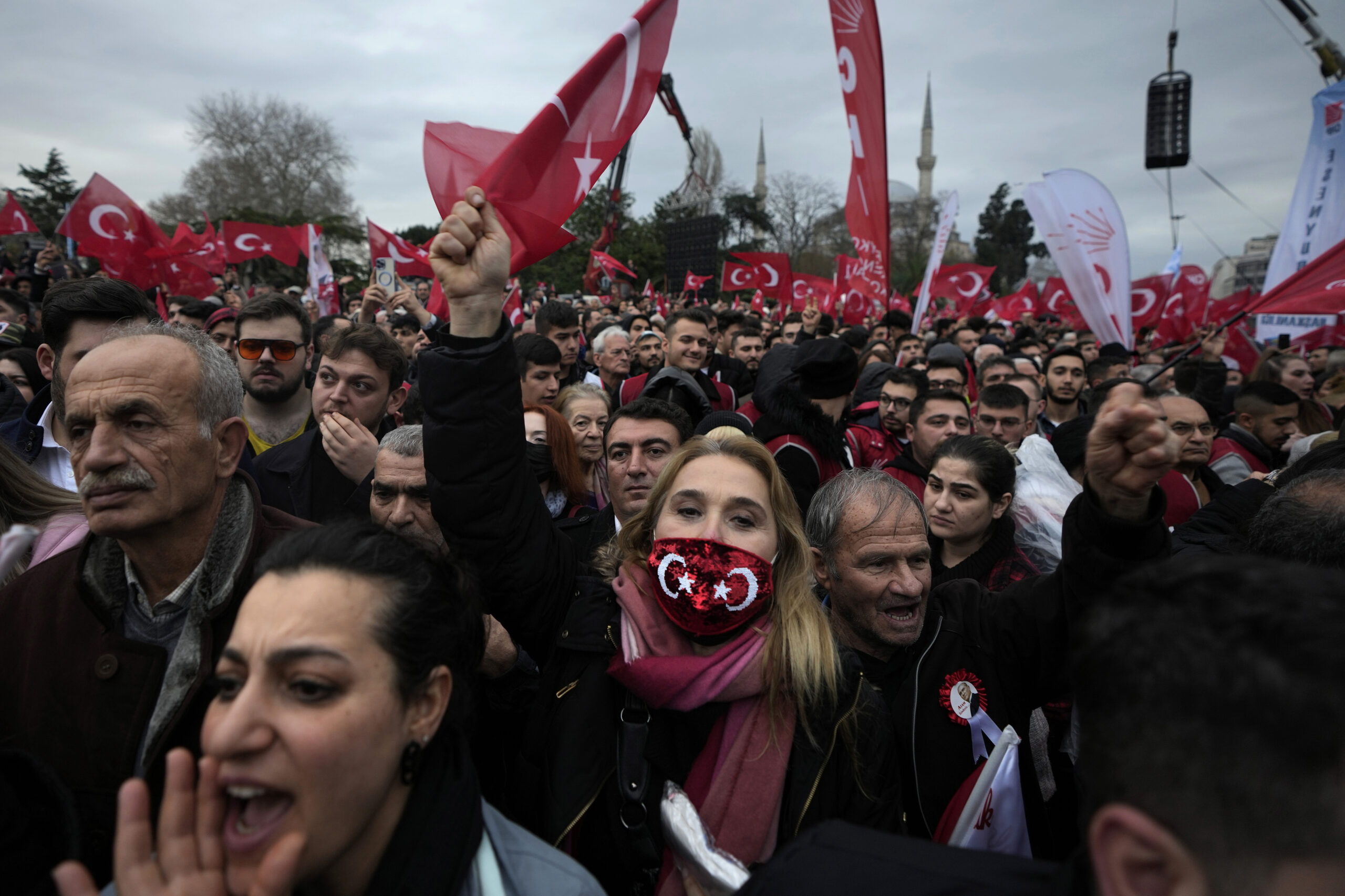 Κλίμα πόλωσης στην Τουρκία: Επίθεση σε γραφεία του Κιλιτσντάρογλου – Για προβοκάτσιες μιλά ο Ερντογάν