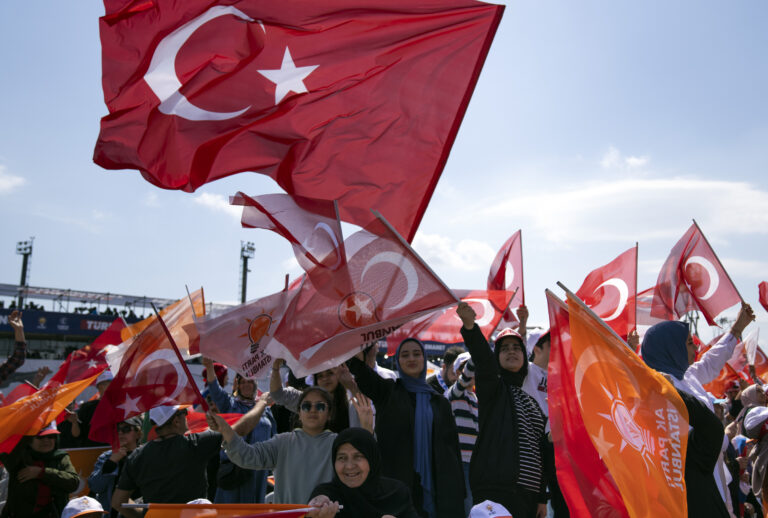 Τουρκία: «Καζάνι που βράζει» λίγο πριν τις εκλογές – Έσκισαν αφίσες του Κιλιτσντάρογλου