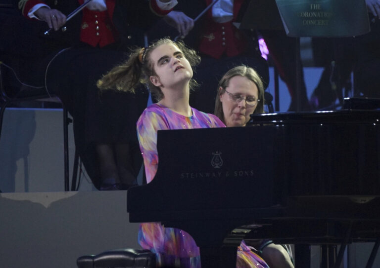 Lucy Illingworth: Η 13χρονη τυφλή πιανίστρια που εντυπωσίασε στη συναυλία της Στέψης