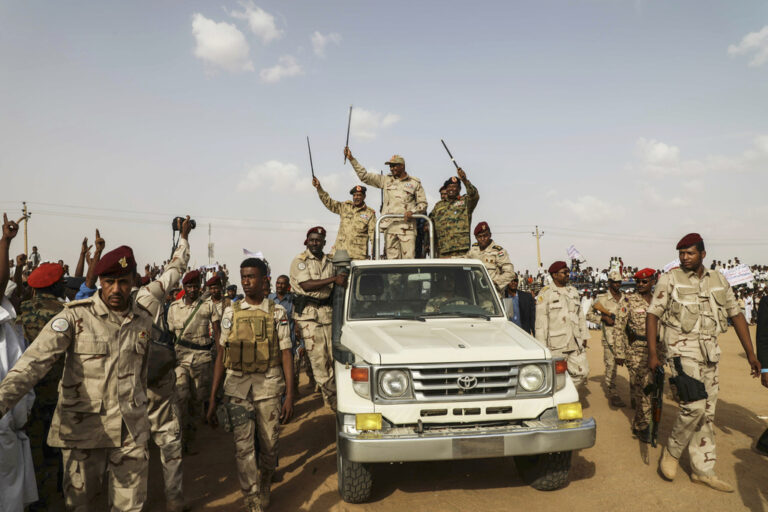 Σουδάν: Η κατάπαυση του πυρός σε κίνδυνο, καθώς νέες συγκρούσεις ξεσπούν στη χώρα