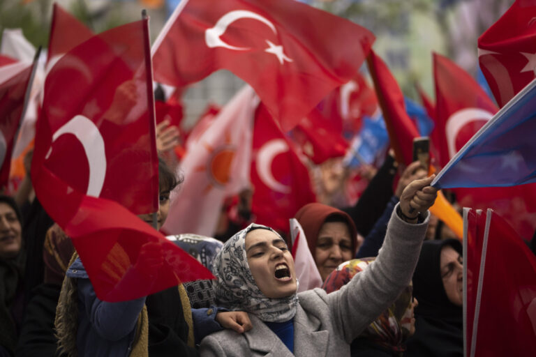 Εκλογές στην Τουρκία: Ηλεκτρισμένο το κλίμα λίγο πριν ανοίξουν οι κάλπες – Μάχη στήθος με στήθος Ερντογάν με Κιλιτσντάρογλου