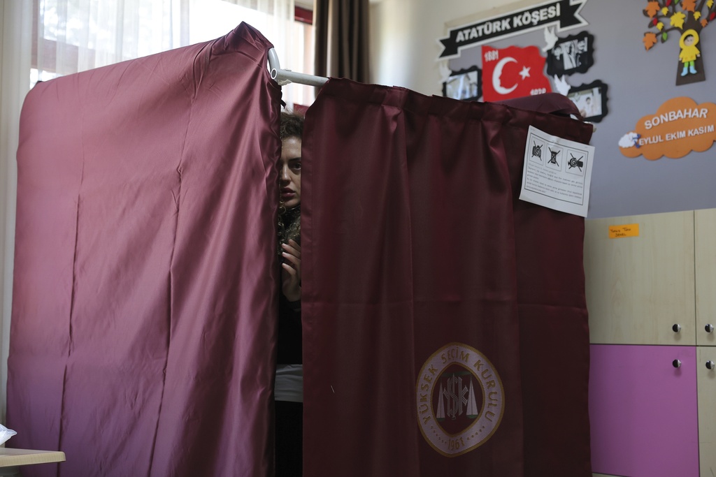 Τουρκικές εκλογές: Στόχος των υποψηφίων η αύξηση της προσέλευσης των ψηφοφόρων – Ο Κιλιτσντάρογλου κατήγγειλε τον Ερντογάν ότι του επιβάλλει συσκότιση