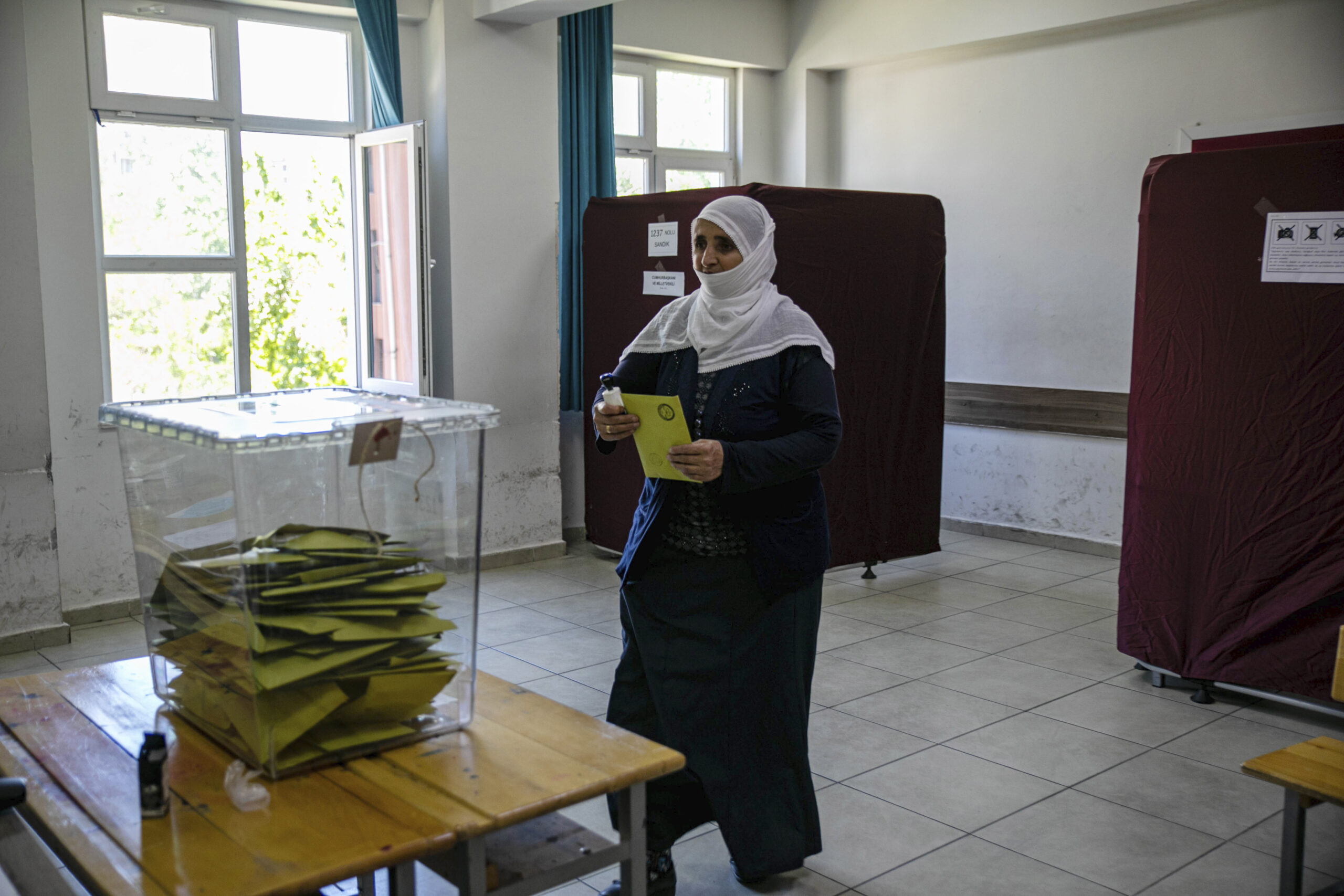 Τουρκία: Μαζική προσέλευση των πολιτών στις κάλπες – Από τις πέντε το πρωί στην αναμονή