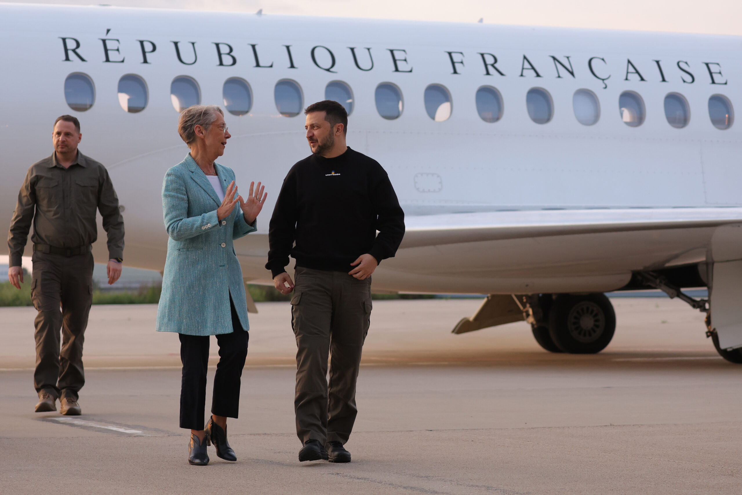 Ο Βολοντίμιρ Ζελένσκι έφτασε στο Παρίσι – Θα δειπνήσει με τον Προέδρο Μακρόν
