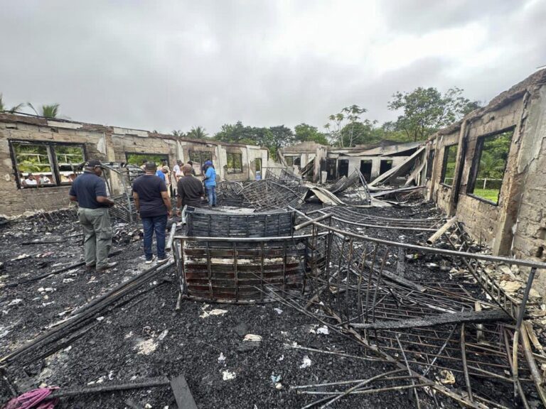 Γουιάνα: Νεαρή φέρεται να έβαλε τη φωτιά σε κοιτώνα σχολείου που στοίχισε τη ζωή σε 19 παιδιά