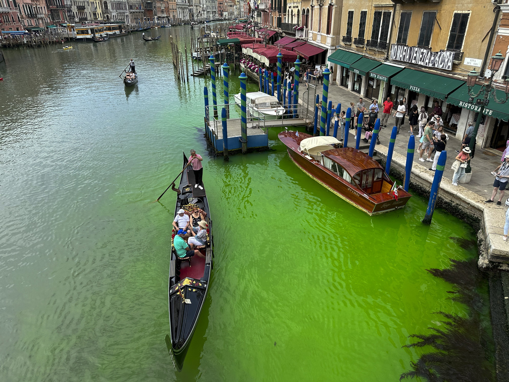 Βενετία: Πρασίνισαν τα νερά του Μεγάλου Καναλιού – Τι ερευνούν οι αρχές (photos)