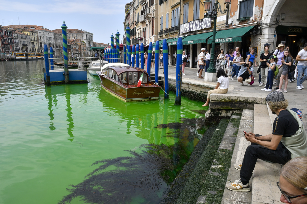 Βενετία: Πρασίνισαν τα νερά του Μεγάλου Καναλιού – Τι ερευνούν οι αρχές (photos)
