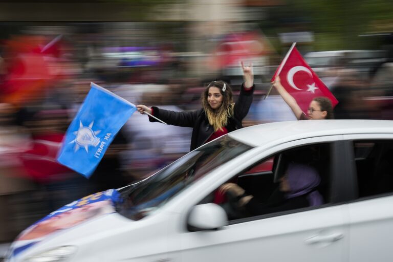 Τουρκικές εκλογές: Άνετο προβάδισμα Ερντογάν με 52,50% – Στους δρόμους οι οπαδοί του