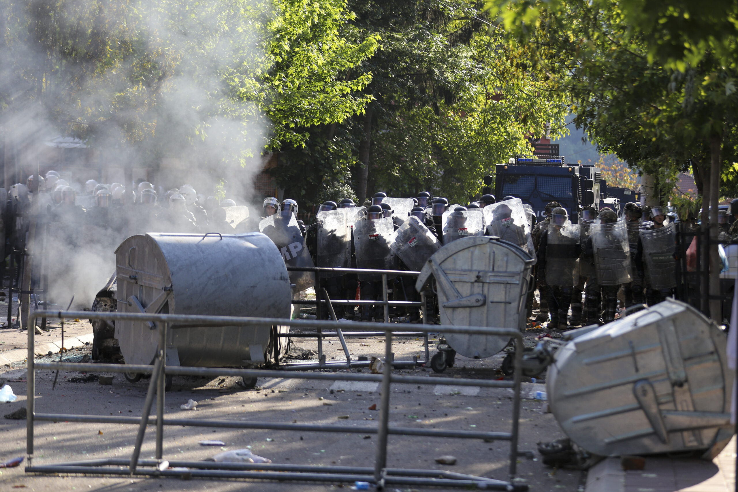 Σερβία: Επεισόδια στην πόλη Ζβέτσαν στο βόρειο Κόσοβο – Δύο διαδηλωτές τραυματίστηκαν από πυροβόλο όπλο